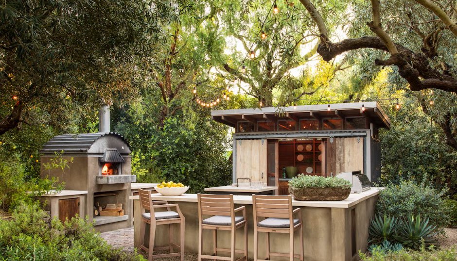 Designing an Outdoor Bar That Works in Every Season