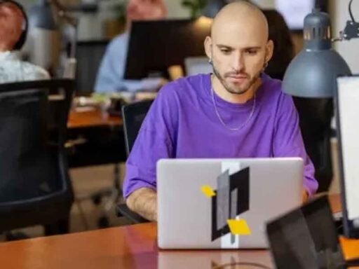 How-Technology-Is-Transforming-Employee-Experiences-in-Modern-Workplaces
