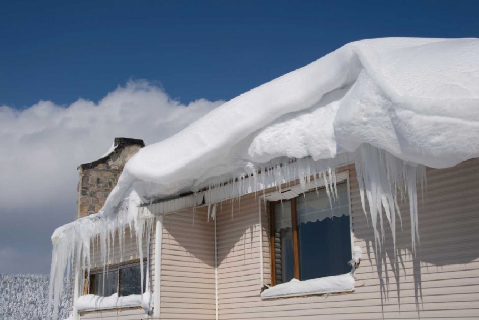 How Roofing Experts Prevent Water Damage During Seasonal Thawing